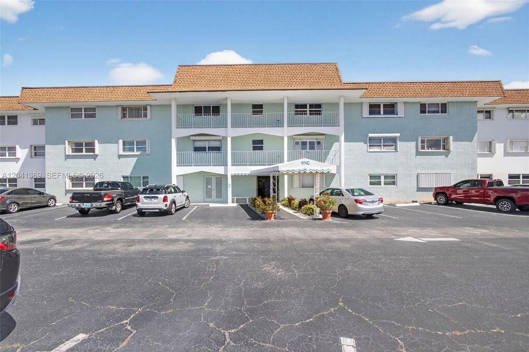 For Sale: $199,900 (1 beds, 1 baths, 672 Square Feet)