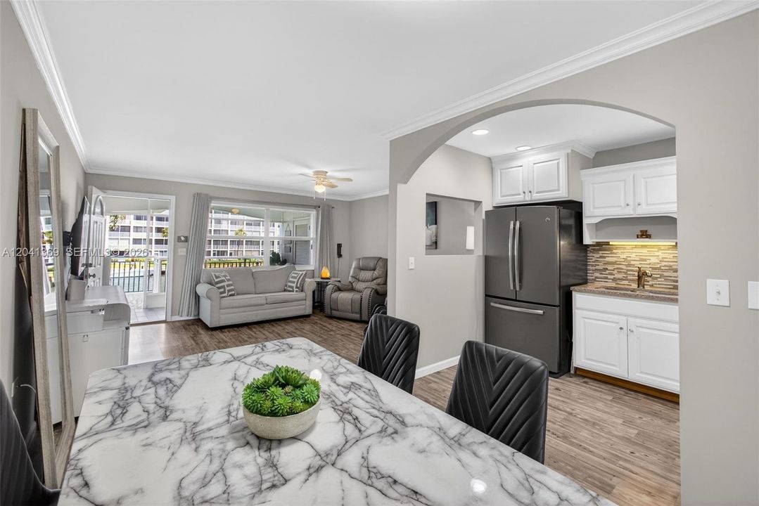 For Sale: $199,900 (1 beds, 1 baths, 672 Square Feet)