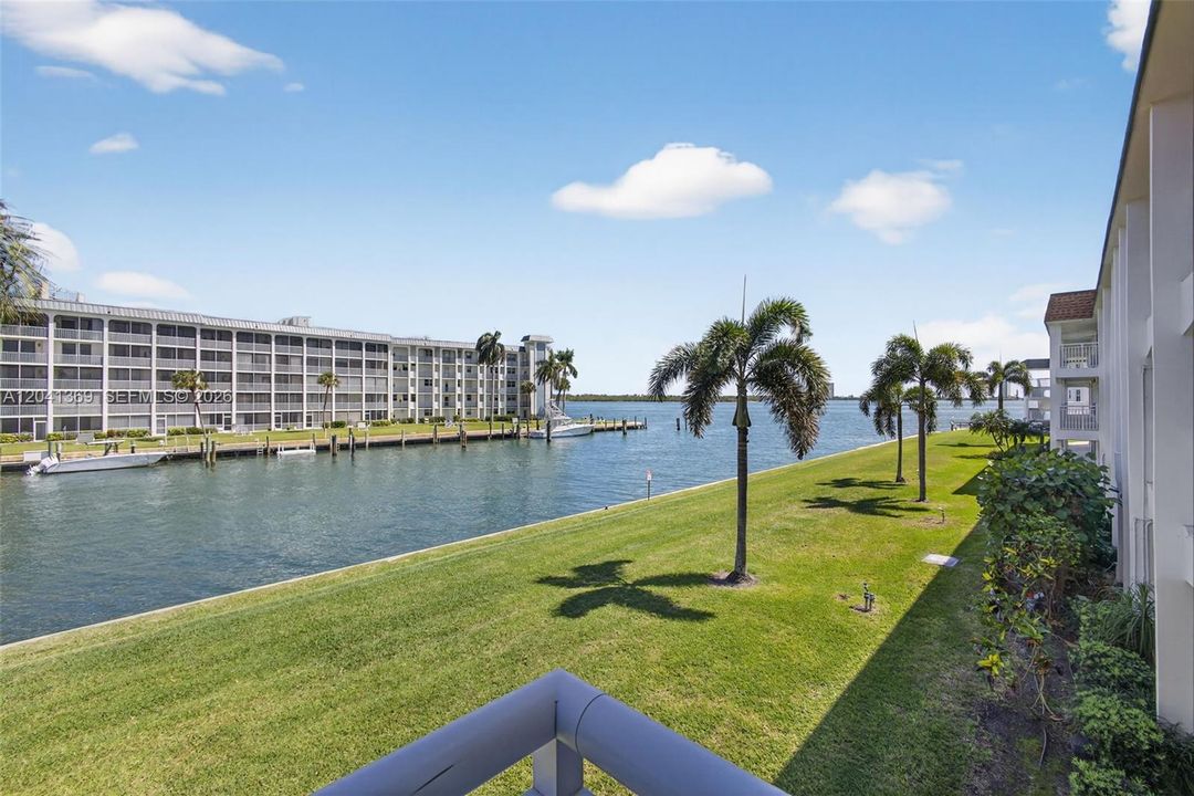 For Sale: $199,900 (1 beds, 1 baths, 672 Square Feet)