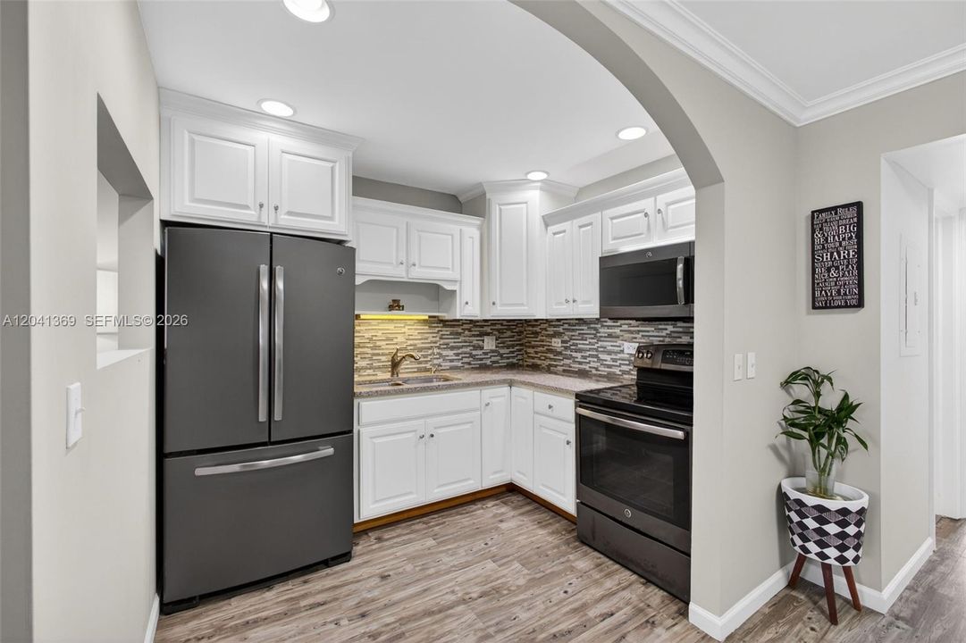 For Sale: $199,900 (1 beds, 1 baths, 672 Square Feet)