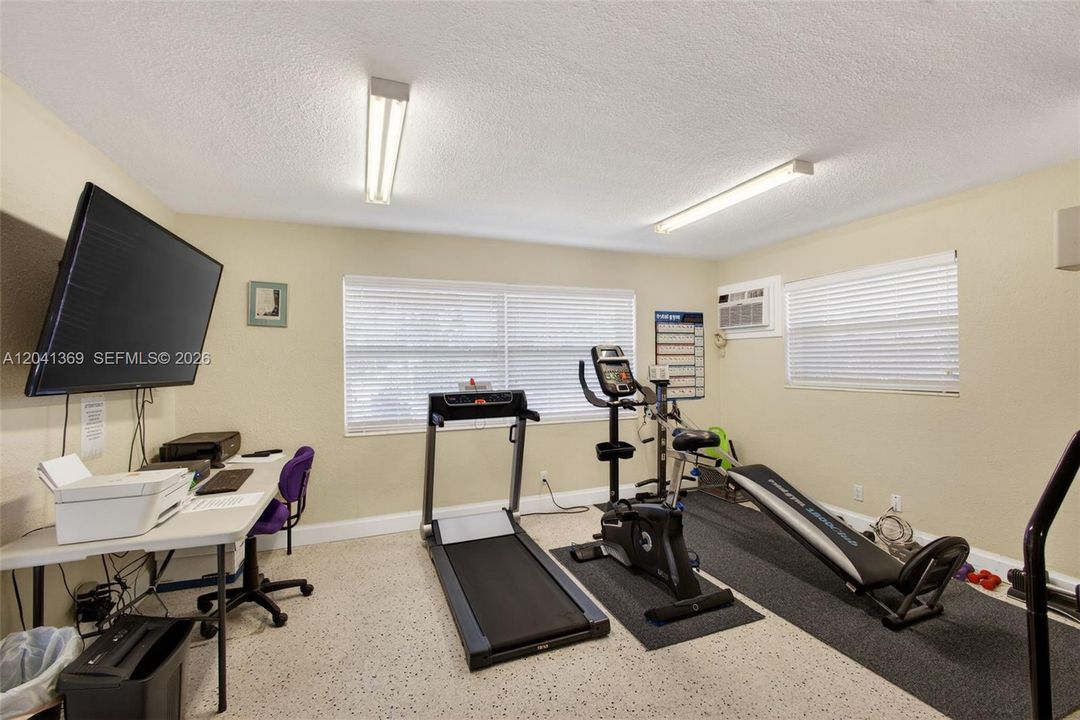 For Sale: $199,900 (1 beds, 1 baths, 672 Square Feet)