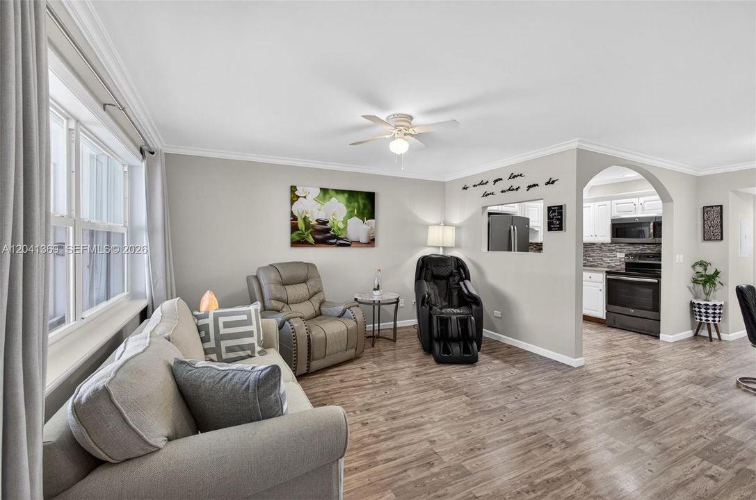 For Sale: $199,900 (1 beds, 1 baths, 672 Square Feet)