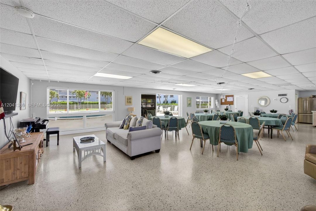 For Sale: $199,900 (1 beds, 1 baths, 672 Square Feet)