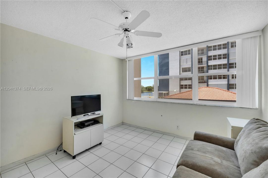 For Sale: $269,000 (2 beds, 2 baths, 1288 Square Feet)