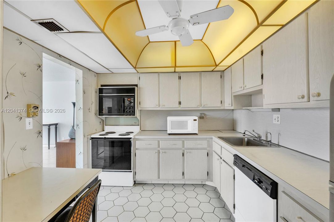 For Sale: $269,000 (2 beds, 2 baths, 1288 Square Feet)