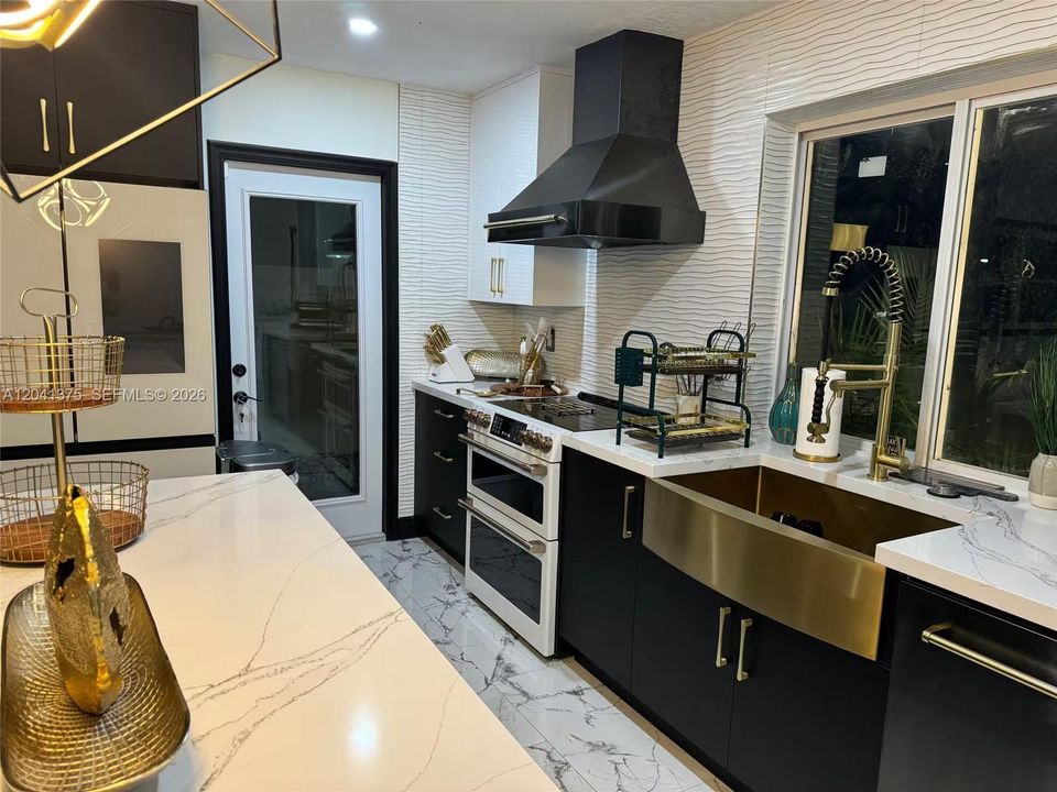 For Rent: $4,800 (3 beds, 2 baths, 1075 Square Feet)