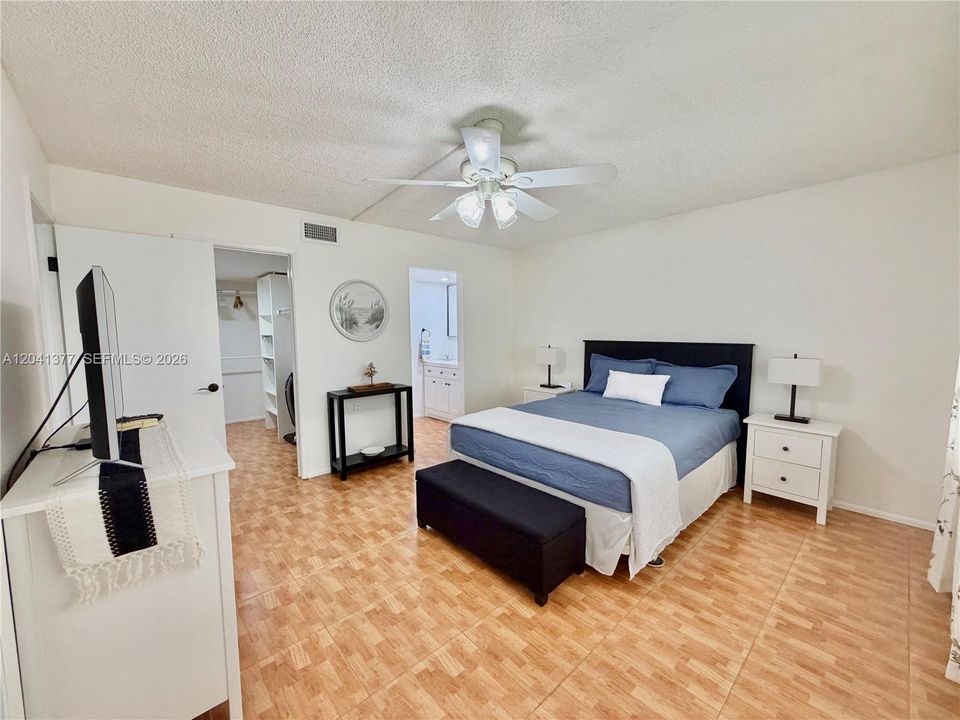 For Rent: $1,950 (2 beds, 2 baths, 962 Square Feet)