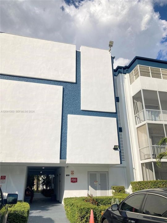 For Sale: $248,000 (1 beds, 1 baths, 709 Square Feet)