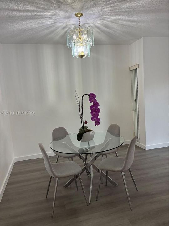 For Sale: $248,000 (1 beds, 1 baths, 709 Square Feet)