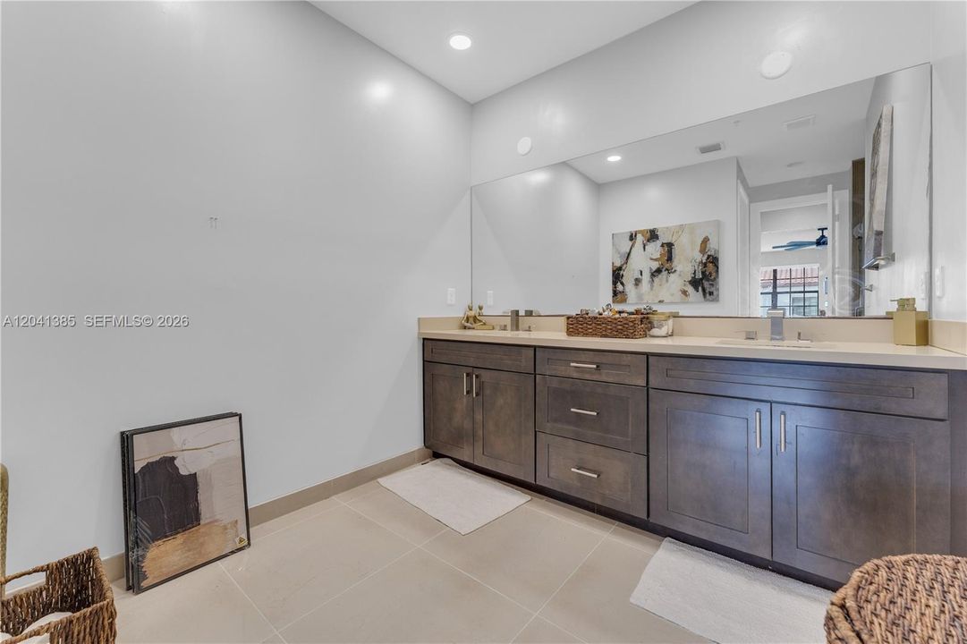 For Sale: $565,000 (3 beds, 3 baths, 1959 Square Feet)