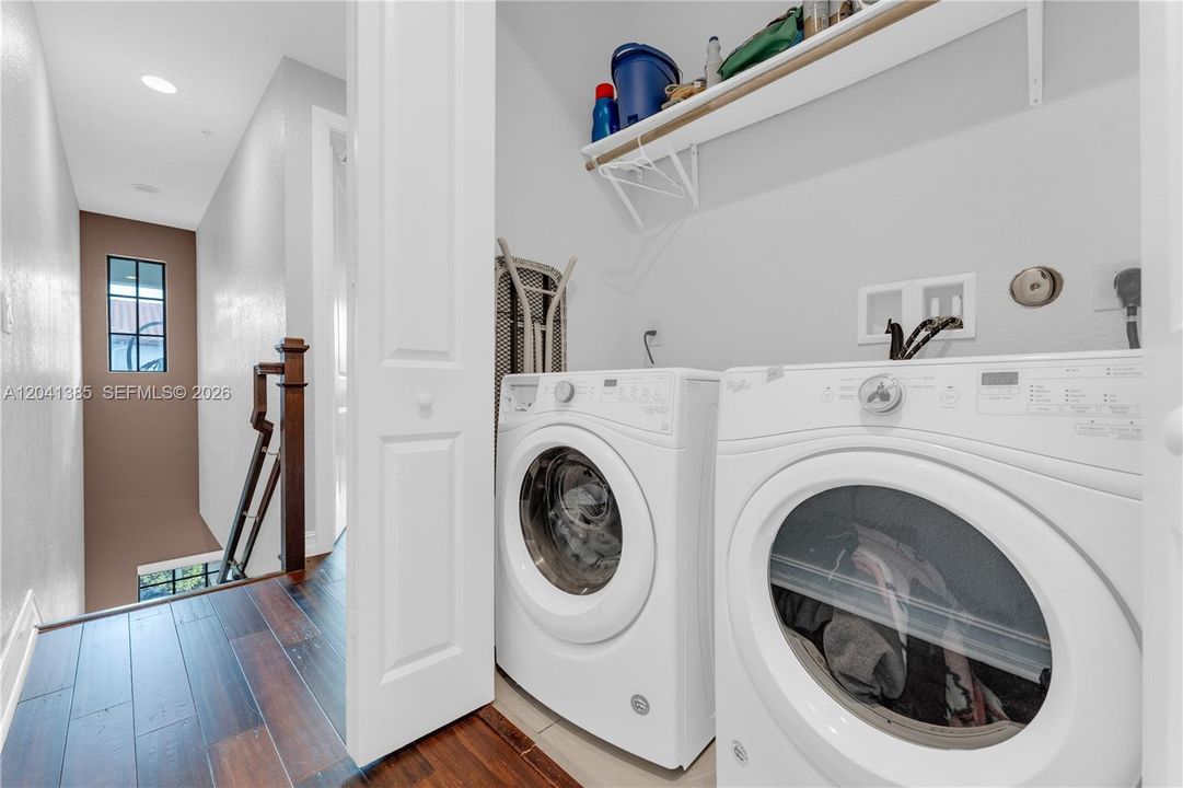 For Sale: $565,000 (3 beds, 3 baths, 1959 Square Feet)