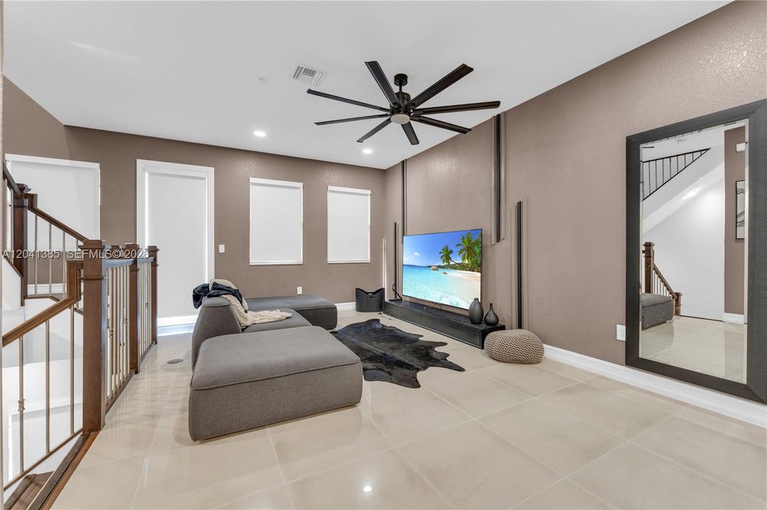 For Sale: $565,000 (3 beds, 3 baths, 1959 Square Feet)