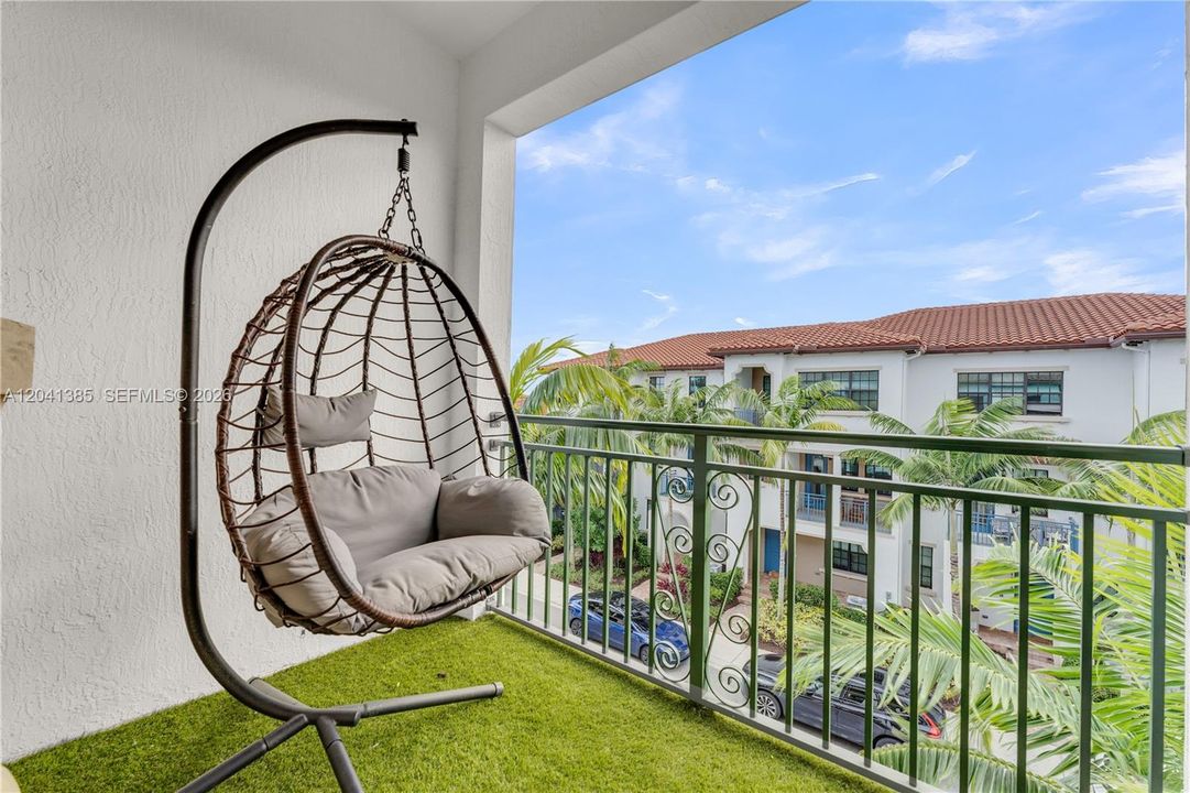 For Sale: $565,000 (3 beds, 3 baths, 1959 Square Feet)
