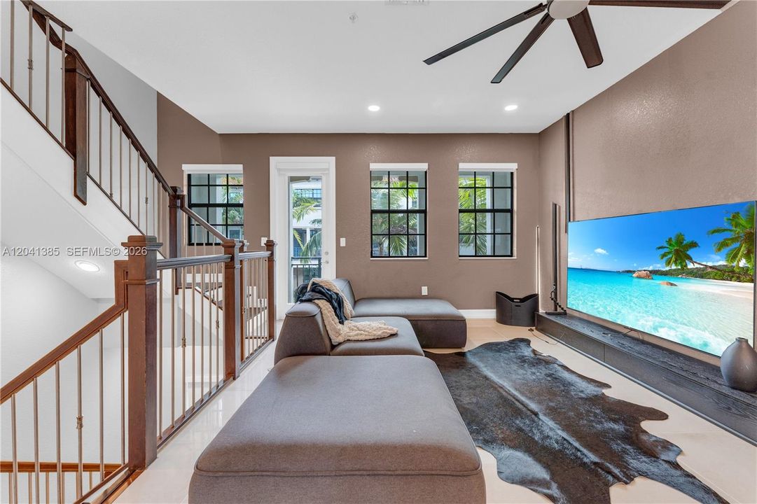 For Sale: $565,000 (3 beds, 3 baths, 1959 Square Feet)