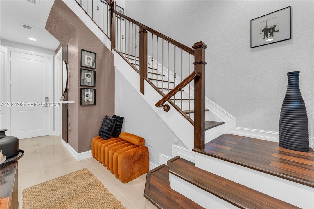 For Sale: $565,000 (3 beds, 3 baths, 1959 Square Feet)