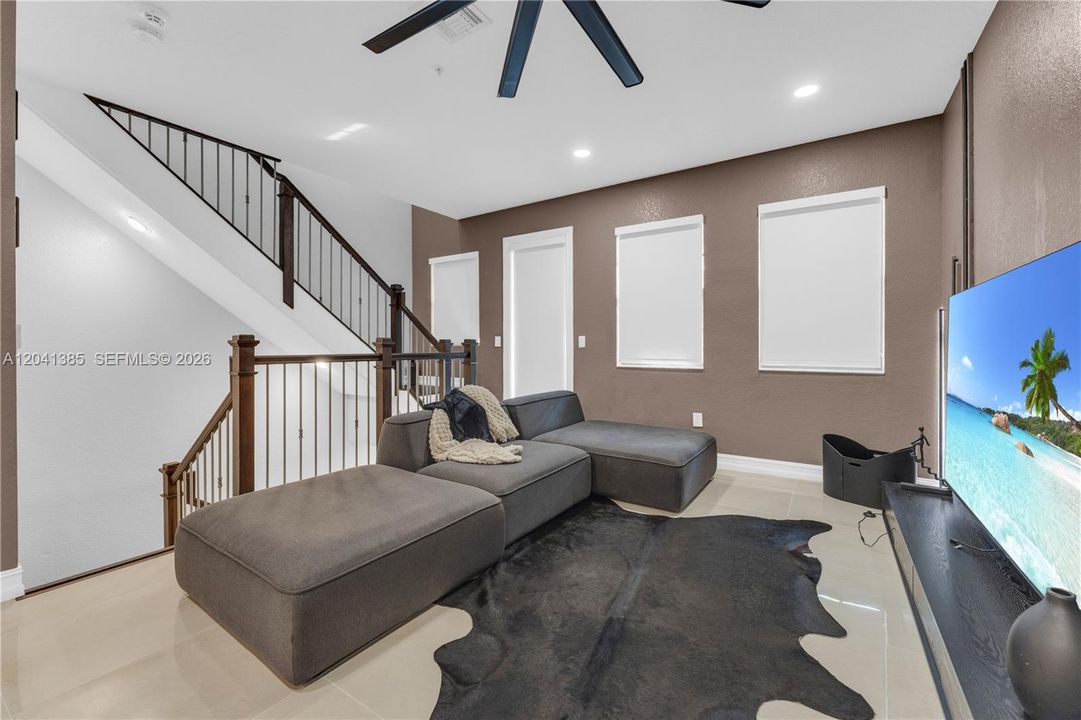 For Sale: $565,000 (3 beds, 3 baths, 1959 Square Feet)