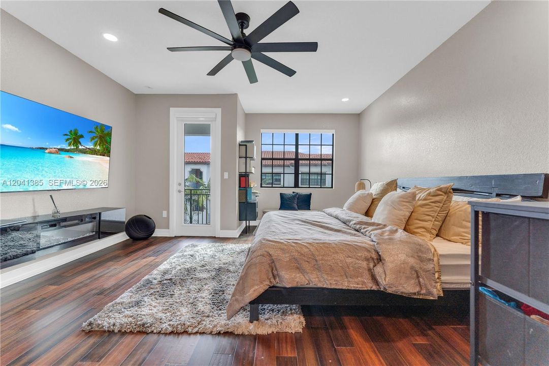 For Sale: $565,000 (3 beds, 3 baths, 1959 Square Feet)