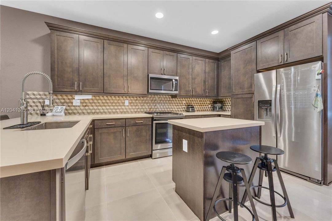 For Sale: $565,000 (3 beds, 3 baths, 1959 Square Feet)