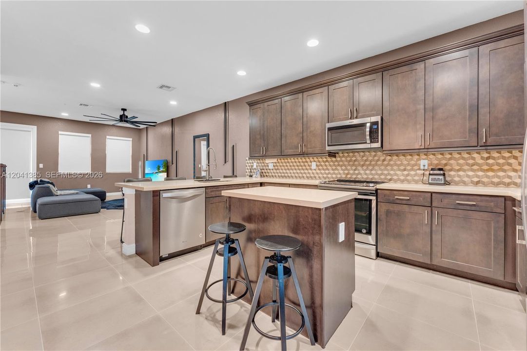 For Sale: $565,000 (3 beds, 3 baths, 1959 Square Feet)