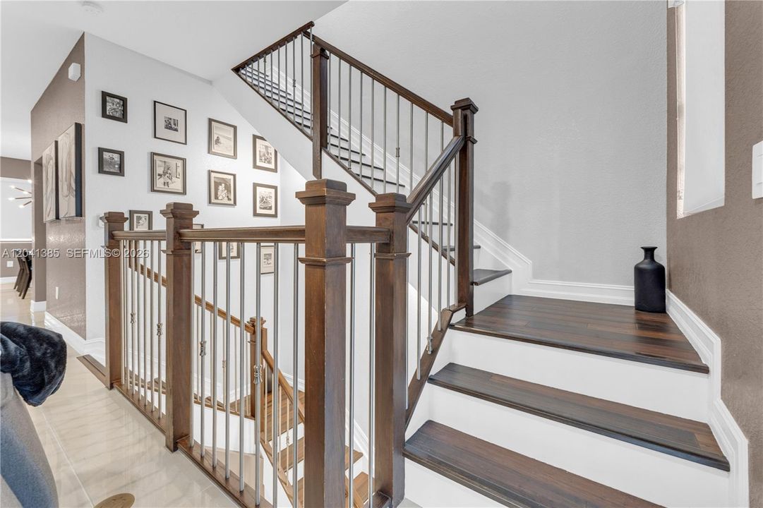 For Sale: $565,000 (3 beds, 3 baths, 1959 Square Feet)