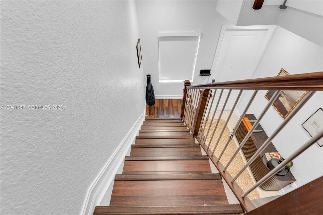 For Sale: $565,000 (3 beds, 3 baths, 1959 Square Feet)