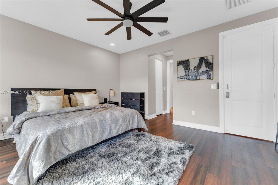 For Sale: $565,000 (3 beds, 3 baths, 1959 Square Feet)