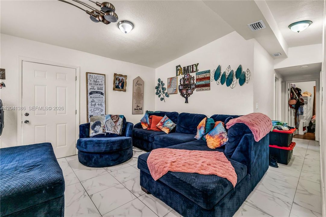 For Sale: $419,000 (3 beds, 1 baths, 800 Square Feet)