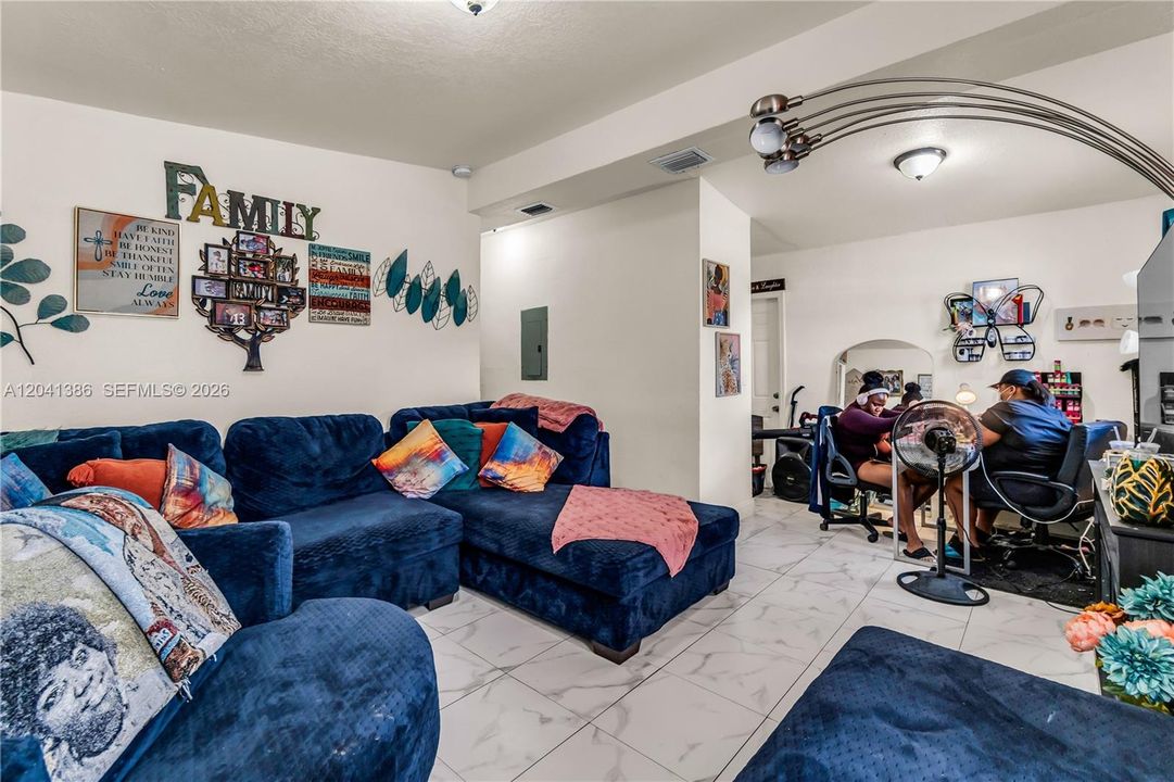 For Sale: $419,000 (3 beds, 1 baths, 800 Square Feet)