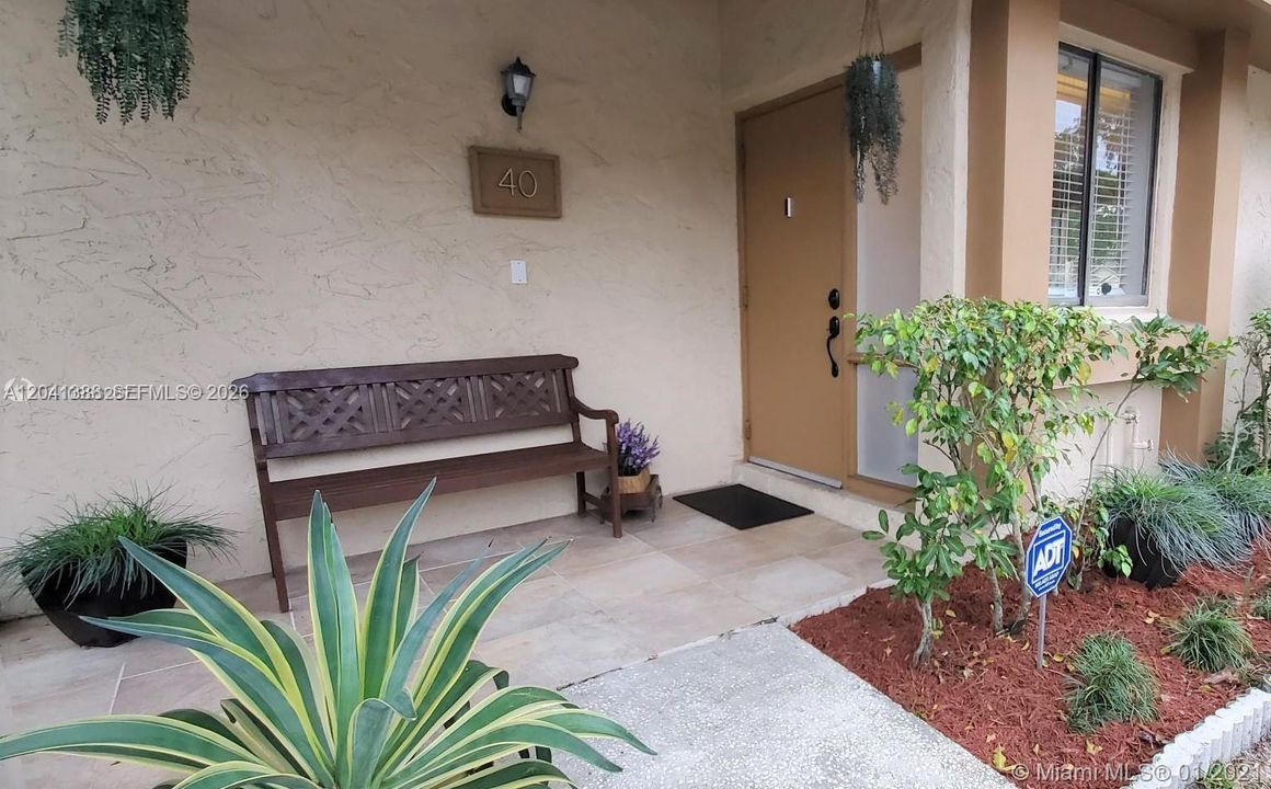For Sale: $235,000 (2 beds, 1 baths, 964 Square Feet)