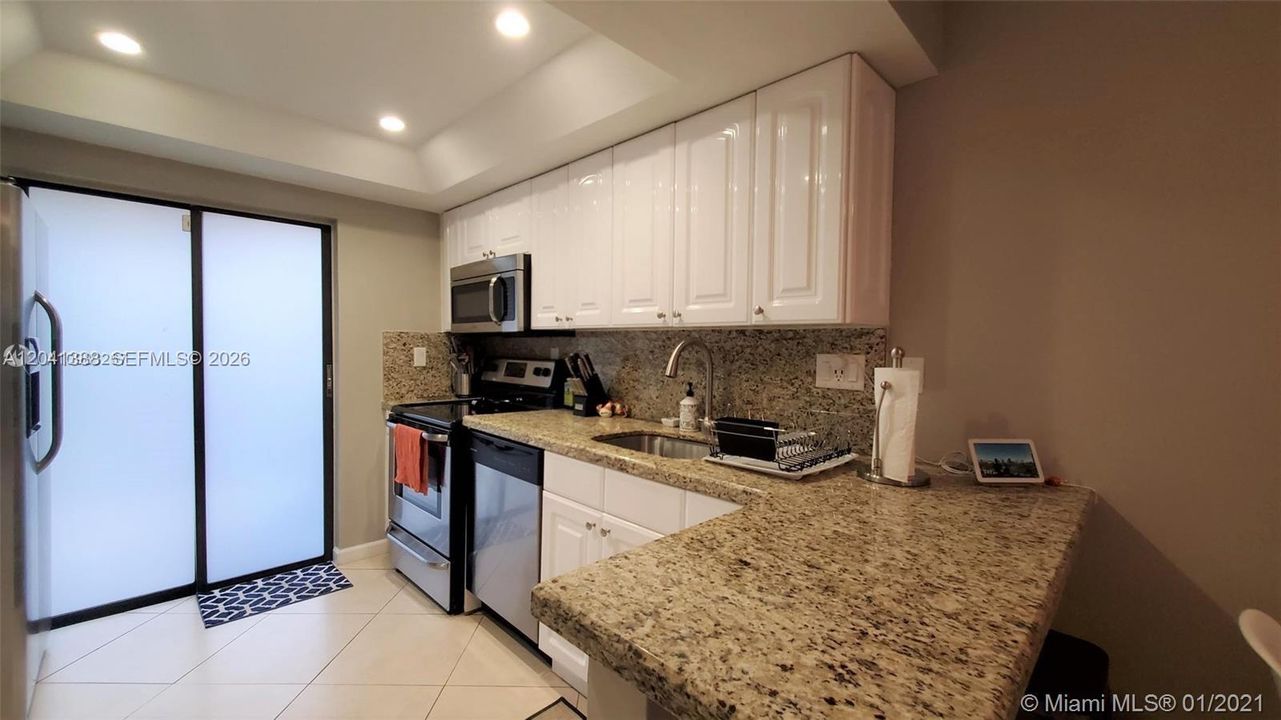 For Sale: $235,000 (2 beds, 1 baths, 964 Square Feet)
