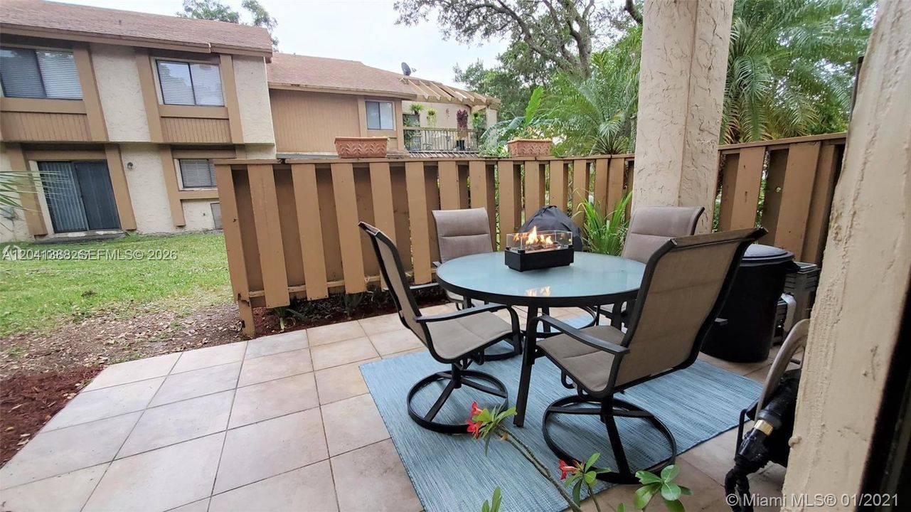 For Sale: $235,000 (2 beds, 1 baths, 964 Square Feet)