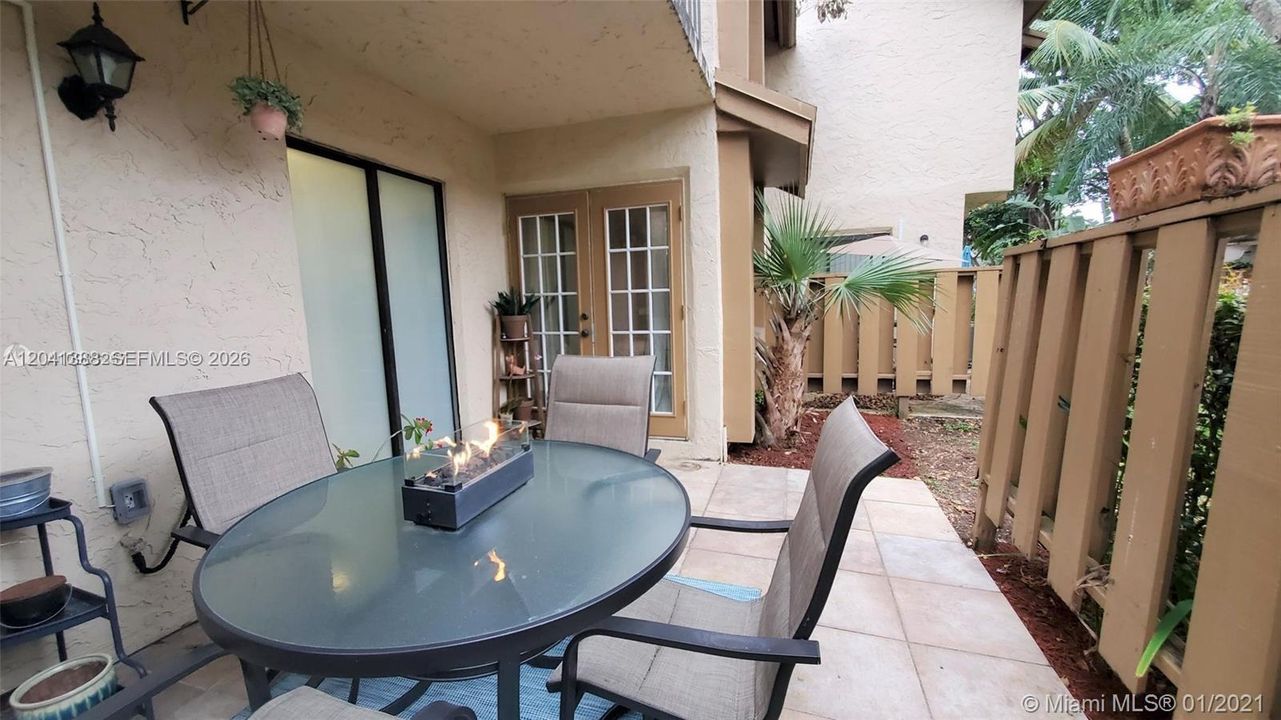 For Sale: $235,000 (2 beds, 1 baths, 964 Square Feet)
