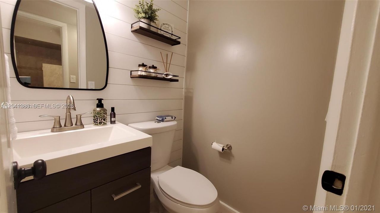 For Sale: $235,000 (2 beds, 1 baths, 964 Square Feet)