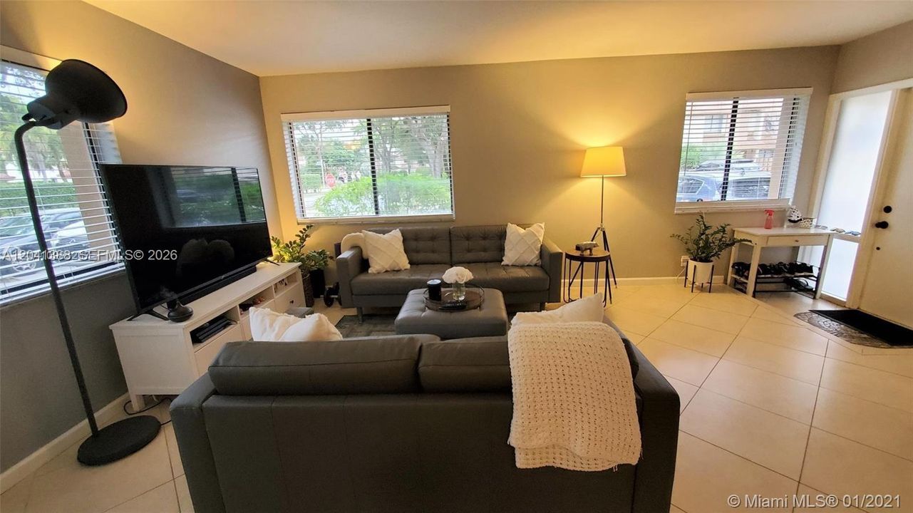 For Sale: $235,000 (2 beds, 1 baths, 964 Square Feet)