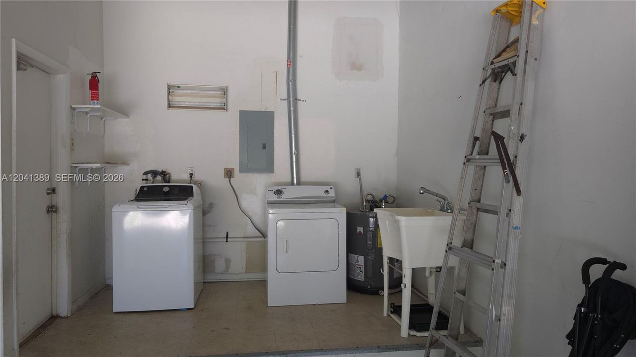 For Sale: $350,000 (3 beds, 2 baths, 1861 Square Feet)