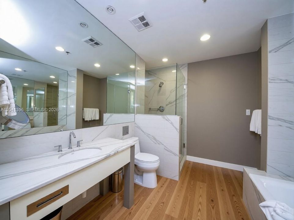 For Rent: $2,500 (1 beds, 1 baths, 827 Square Feet)