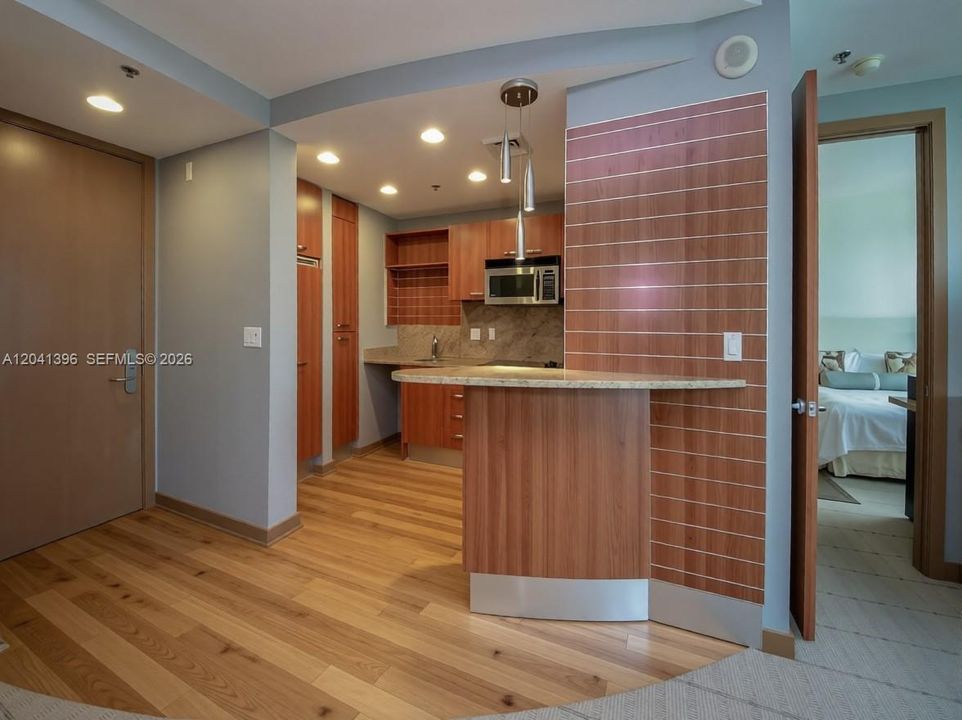 For Rent: $2,500 (1 beds, 1 baths, 827 Square Feet)