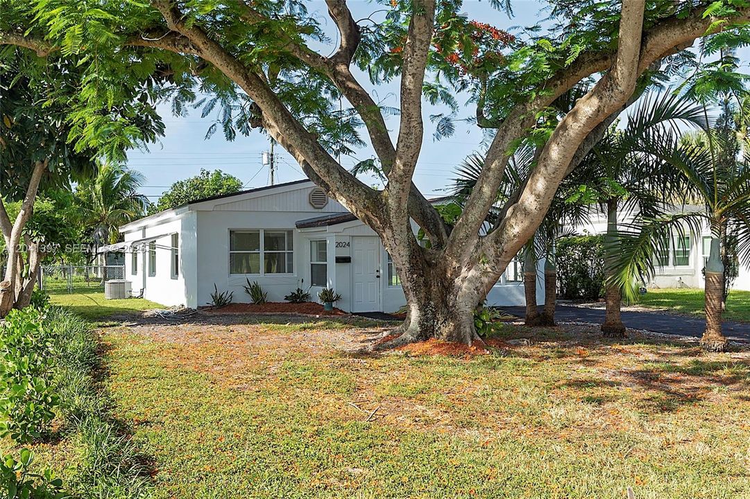 For Rent: $3,400 (3 beds, 1 baths, 1360 Square Feet)