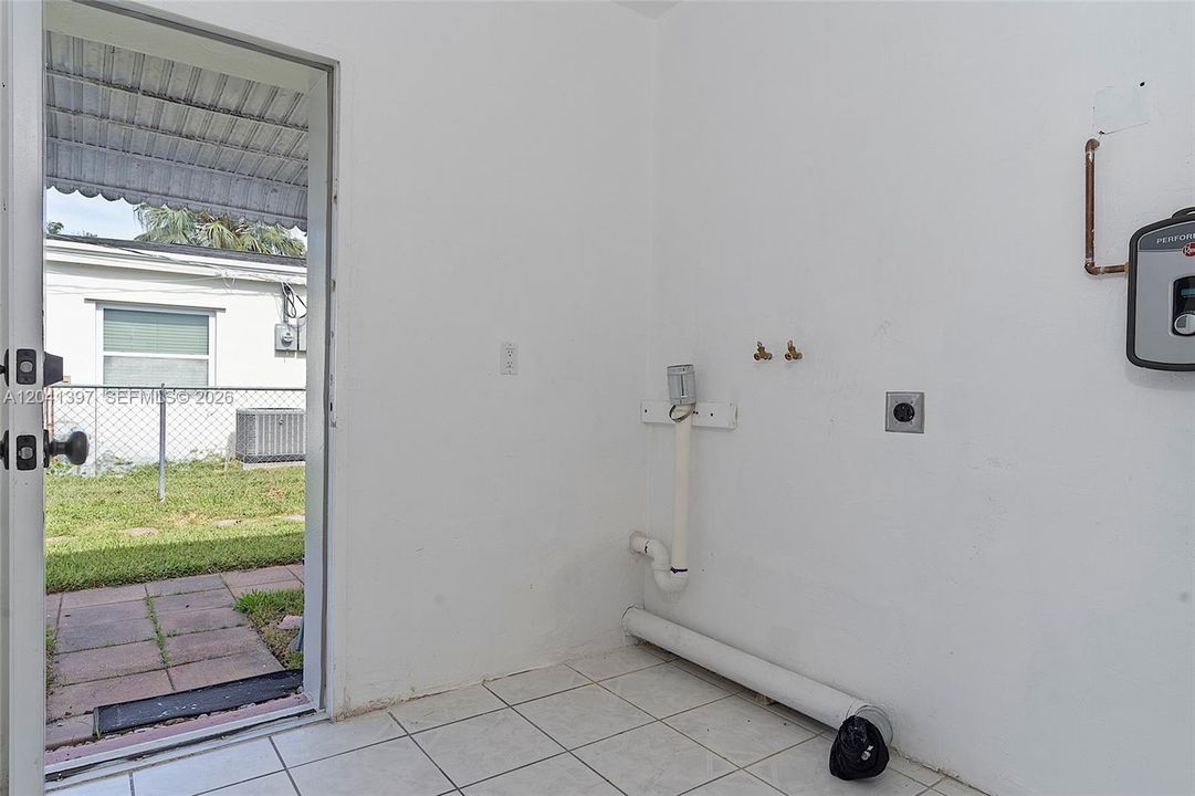 For Rent: $3,400 (3 beds, 1 baths, 1360 Square Feet)