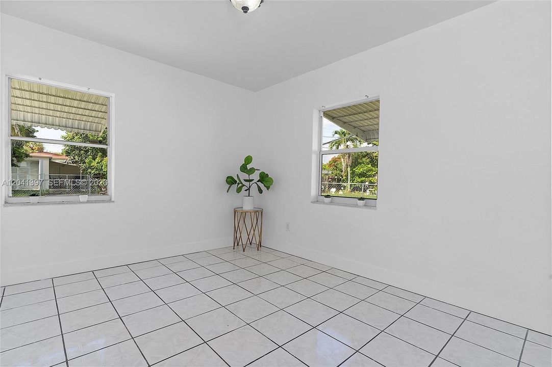 For Rent: $3,400 (3 beds, 1 baths, 1360 Square Feet)