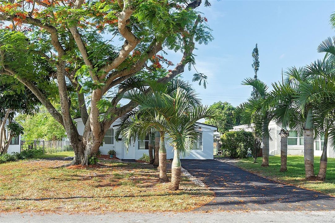 For Rent: $3,400 (3 beds, 1 baths, 1360 Square Feet)