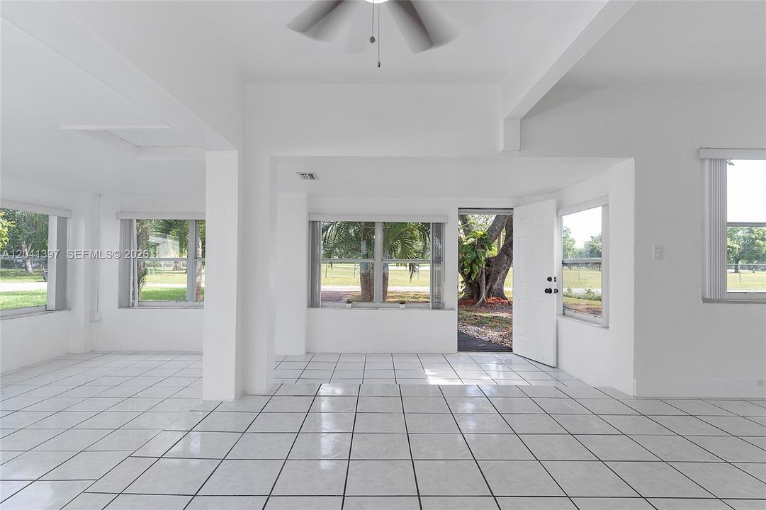 For Rent: $3,400 (3 beds, 1 baths, 1360 Square Feet)