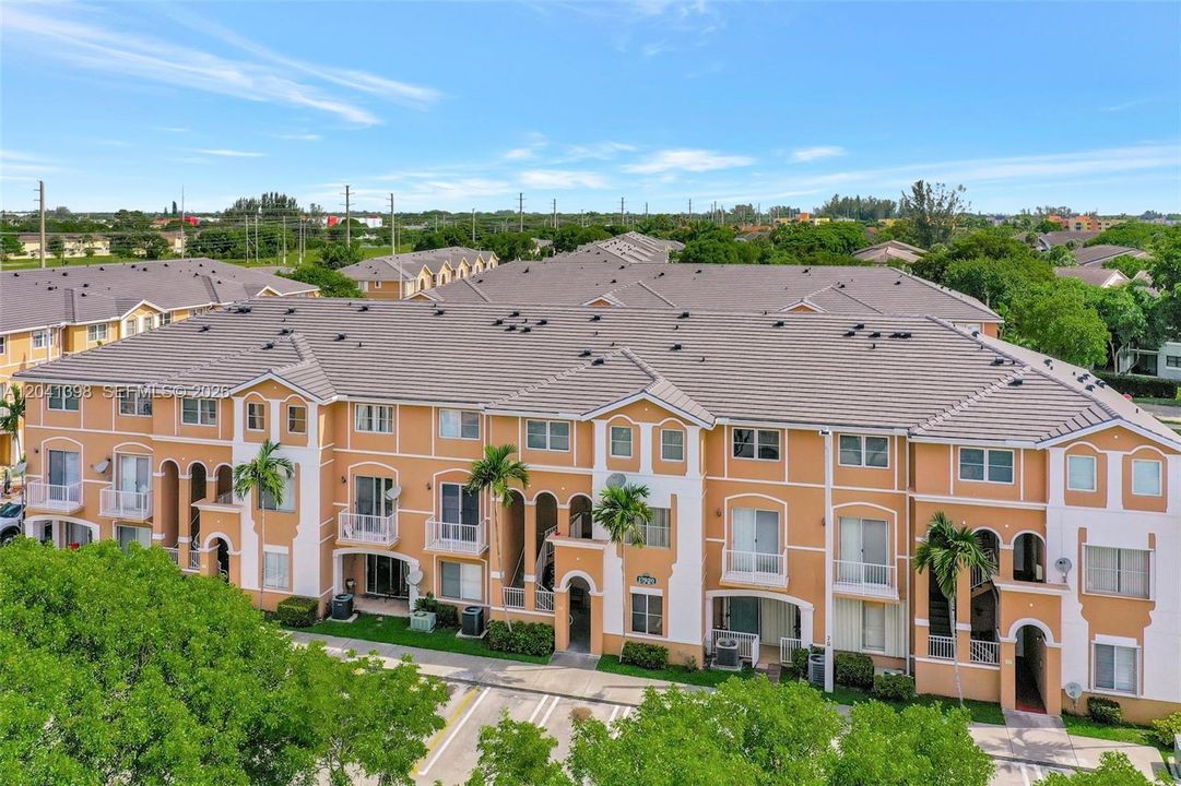 For Rent: $2,300 (2 beds, 2 baths, 1298 Square Feet)