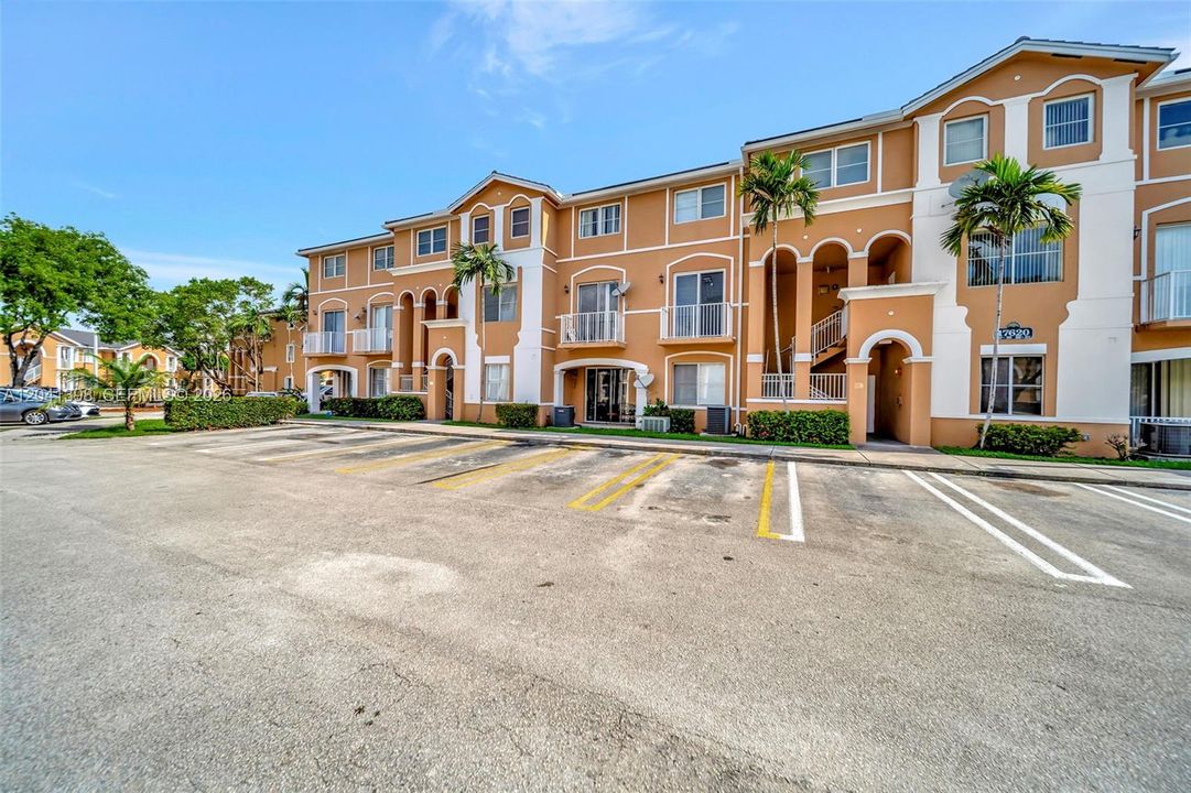 For Rent: $2,300 (2 beds, 2 baths, 1298 Square Feet)