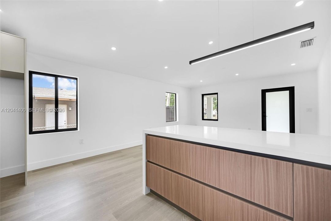 En Venta: $745,000 (3 camas, 2 baños, 1118 Pies cuadrados)
