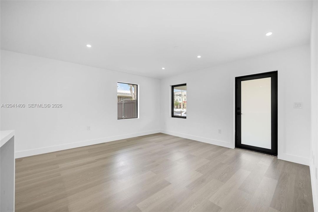 En Venta: $745,000 (3 camas, 2 baños, 1118 Pies cuadrados)