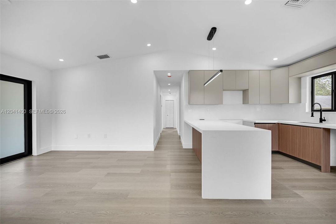 En Venta: $745,000 (3 camas, 2 baños, 1118 Pies cuadrados)