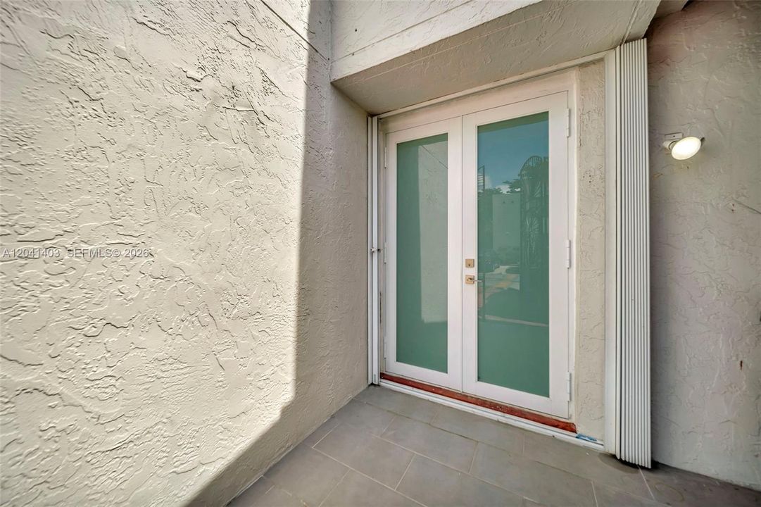 For Rent: $2,600 (2 beds, 1 baths, 1208 Square Feet)