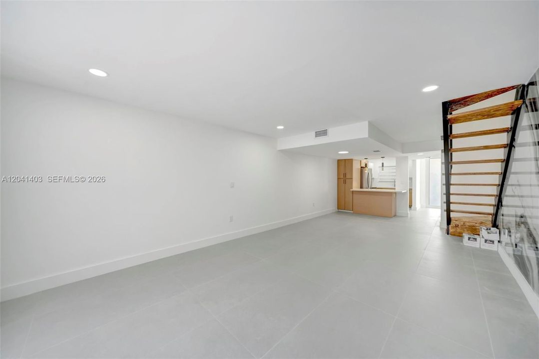 For Rent: $2,600 (2 beds, 1 baths, 1208 Square Feet)