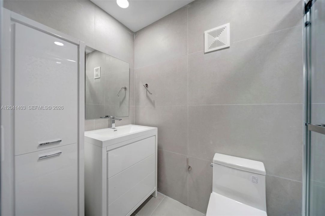 For Rent: $2,600 (2 beds, 1 baths, 1208 Square Feet)
